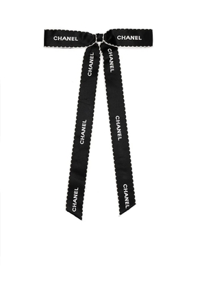 CHANEL Pre-Owned 1990-2000s logo ribbon brooch - Black