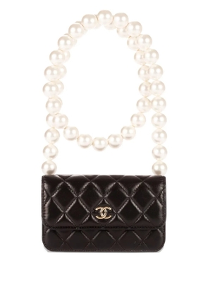 CHANEL Pre-Owned quilted pearl-embellished bag - Black
