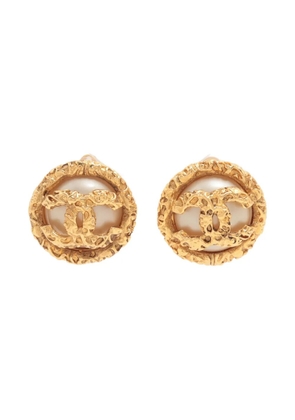 CHANEL Pre-Owned 1993 Interlocking CC faux-pearl earrings - Gold