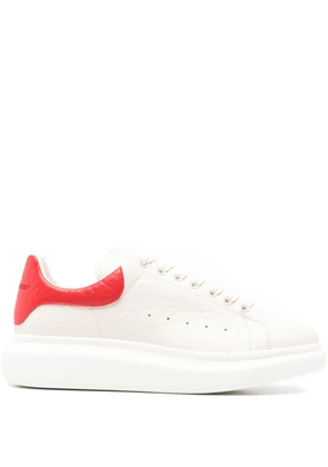 Alexander McQueen embossed heel sneakers - Neutrals
