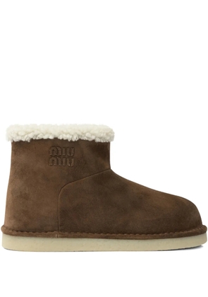Miu Miu logo-detail shearling boots - Brown