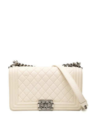 CHANEL Pre-Owned 2016-2017 Old Medium Quilted Caviar Boy Flap crossbody bag - White