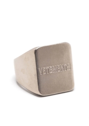 VETEMENTS logo square signet ring - Silver