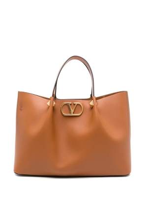 Valentino Garavani V-Logo stud leather tote bag - Neutrals