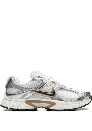 Nike V5 RNR 'Parachute Beige/Metallic Pewter' sneakers - White