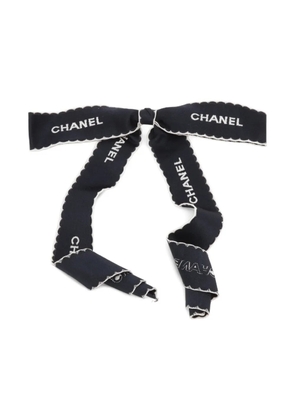 CHANEL Pre-Owned 1990-2000s logo ribbon brooch - Blue