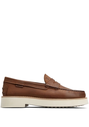 Tod's logo-debossed leather loafers - Brown
