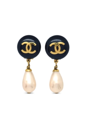 CHANEL Pre-Owned 1995 CC-logo pearl clip-on earrings - Black