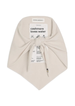 extreme cashmere N°150 Witch triangle scarf - Neutrals