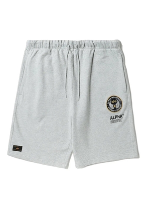 Alpha Industries logo-patch shorts - Grey