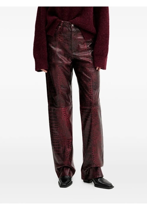 Gestuz crocodile-effect trousers - Red