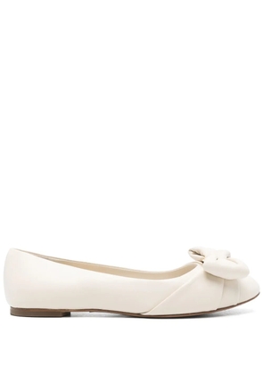 Ferragamo Pre-Owned Varina ballerina shoes - White