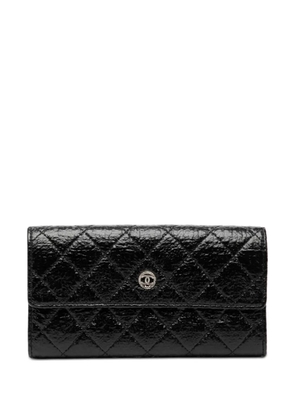 CHANEL Pre-Owned 2012-2013 Distressed Quilted Patent Brilliant Flap Wallet long wallets - Black