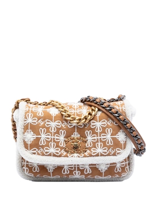CHANEL Pre-Owned 2021-2025 Medium Embroidered Suede 19 Flap with Shearling Trim satchel - Brown