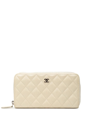 CHANEL Pre-Owned 2014-2015 CC Quilted Iridescent Caviar Zip Around Wallet long wallets - White