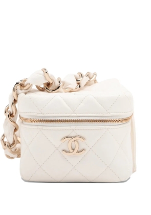CHANEL Pre-Owned 2021 Quilted Lambskin Cube Chain Wristlet Case vanity bag - White