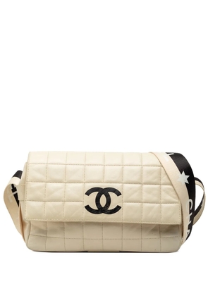 CHANEL Pre-Owned 2000-2002 Chocolate Bar Lambskin Sport Line crossbody bag - White
