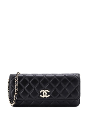 CHANEL Pre-Owned Pearl CC Chain Flap Bag Quilted Lambskin shoulder bag - Black