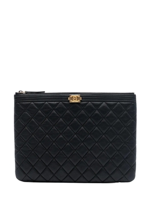 CHANEL Pre-Owned 2017-2018 Medium Quilted Caviar Boy O Case clutch bag - Black