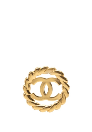 CHANEL Pre-Owned 1980-1990 CC Gold Plated Round Brooch costume brooch