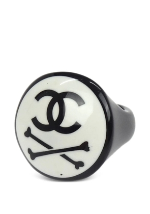 CHANEL Pre-Owned 2003 logo-detail ring - Black