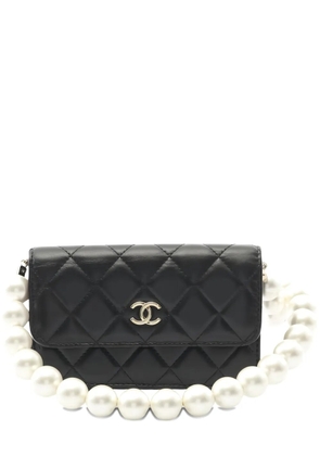 CHANEL Pre-Owned 2021-2022 matelassé pearl chain wallet - Black