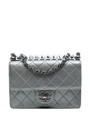 CHANEL Pre-Owned 2020 Medium Quilted Metallic Goatskin Chic Pearls Flap crossbody bag - Silver