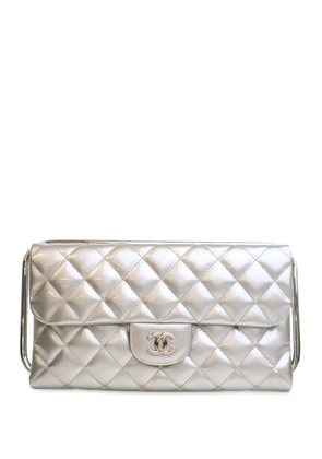 CHANEL Pre-Owned 2014 CC Metallic Quilted Patent Metal Handle clutch bag - Silver