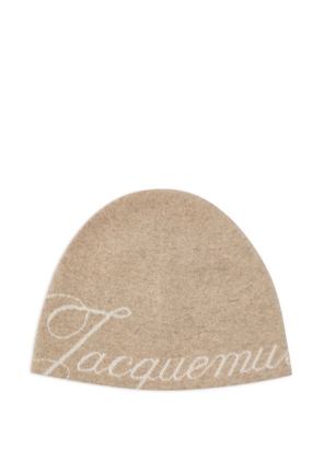 Jacquemus logo-intarsia beanie hat - Neutrals