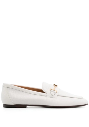 Tod's logo-plaque leather loafers - White