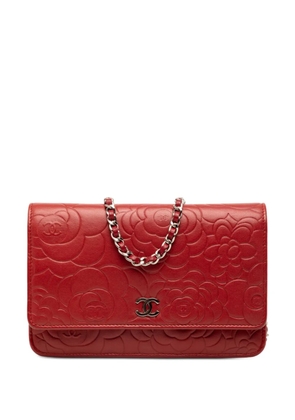 CHANEL Pre-Owned 2014 CC Embossed Lambskin Camellia Wallet On Chain crossbody bag - Red