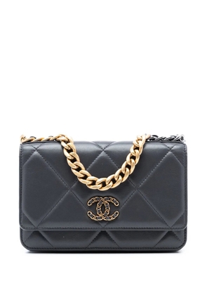 CHANEL Pre-Owned 2021-2025 Quilted Lambskin 19 Wallet on Chain satchel - Grey