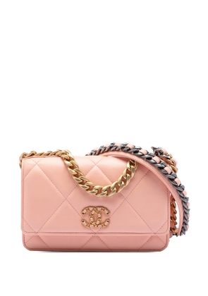 CHANEL Pre-Owned 2021-2025 Quilted Lambskin 19 Wallet on Chain satchel - Pink