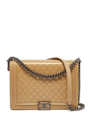 CHANEL Pre-Owned medium Boy Chanel quilted chain shoulder bag - Brown