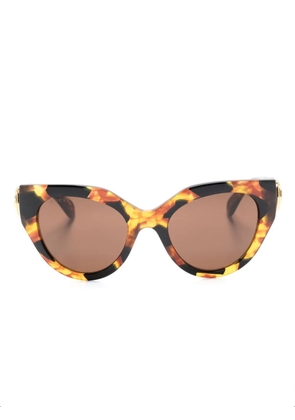Gucci Eyewear logo-plaque cat eye-frame sunglasses - Brown