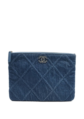 CHANEL Pre-Owned 19 diamond-quilted clutch bag - Blue