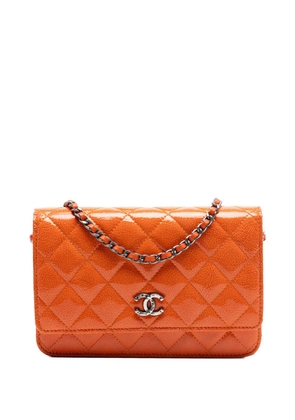 CHANEL Pre-Owned 2014 Paris Dallas CC Quilted Patent Goatskin Wallet on Chain crossbody bag - Orange