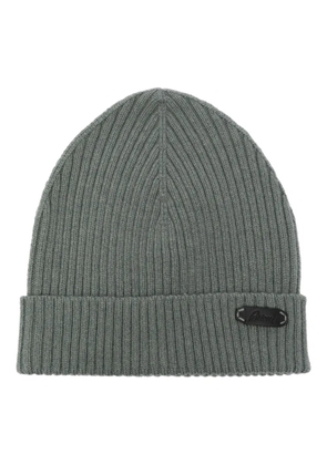 Brioni logo-patch ribbed-knit beanie - Green