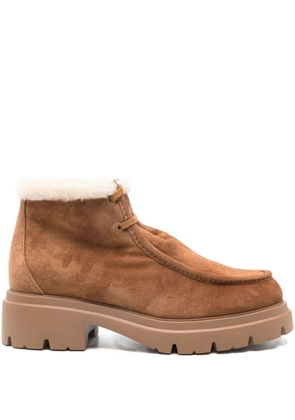 Stuart Weitzman Hudson shearling chukka boots - Brown