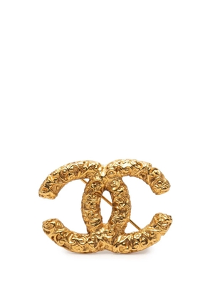 CHANEL Pre-Owned 1995 CC Gold Plated Baroque Embossed Logo Brooch costume brooch