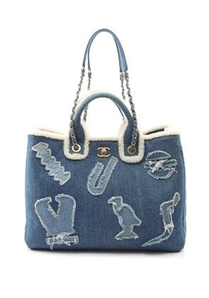 CHANEL Pre-Owned 2019 CC Denim and Shearling Paris-Egypt Hieroglyph Shopping Tote satchel - Blue