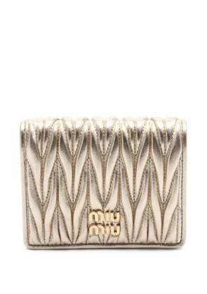 Miu Miu Pre-Owned 2020s matelassé metallic leather wallet - Gold