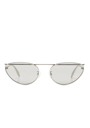 Alexander McQueen Eyewear piercing-detailed cat-eye sunglasses - Silver
