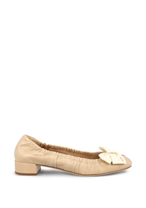 Prada ruched bow-embellishment pumps - Neutrals