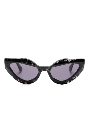 Kuboraum cat-eye frame sunglasses - Black