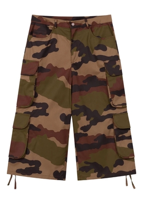 ROUGH. camouflage-pattern cargo-pockets shorts - Green