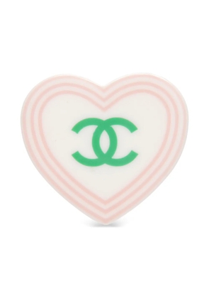 CHANEL Pre-Owned 2004 CC-mark heart-shape brooch - White