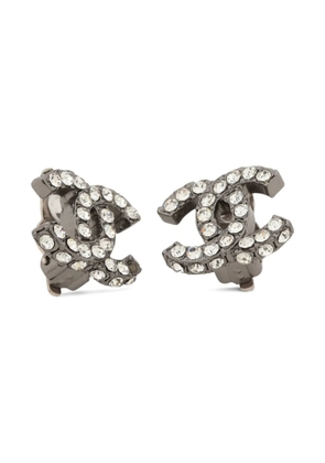 CHANEL Pre-Owned 2003 CC mark rhinestone earrings - Grey