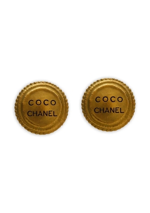 CHANEL Pre-Owned 1994 logo clip-on earrings - Gold
