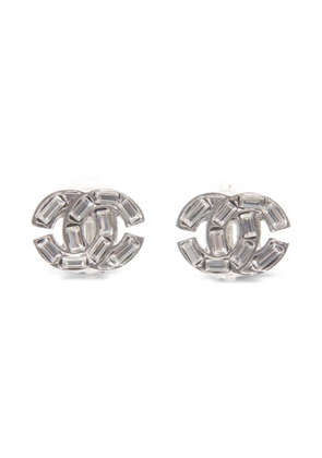 CHANEL Pre-Owned 2001 logo clip-on earrings - Silver